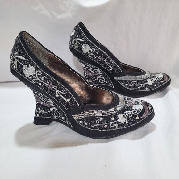 Qupid Elegant Black and Silver Embroidered Wedge Shoes - Picture 5 of 12